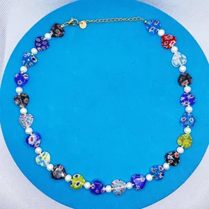 Collier en perles de verre Millefiori en forme de cœur et perles d'eau douce blanches