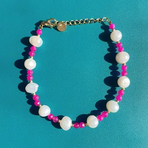 Bracelet en pierres roses et perles d'eau douce avec fermoir mousqueton doré