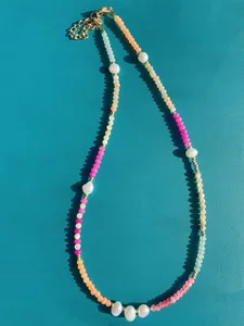 Detailansicht der bunten Perlenkette mit Barockperlen und goldenem Karabinerverschluss
