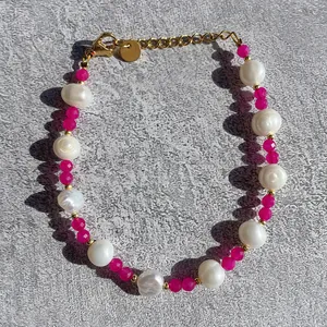 Bracelet perlé avec pierres précieuses roses et perles d'eau douce et fermoir doré