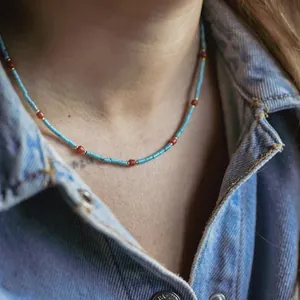 Französische Vintage-Halskette mit blauen Türkisperlen, roten Edelsteinen und Gold