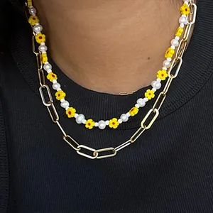 Chaîne trombones dorée et collier de perles blanches avec perles fleurs d'été