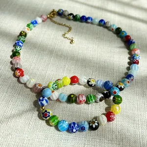 Ensemble collier et bracelet en perles de verre Millefiori avec fermoirs dorés