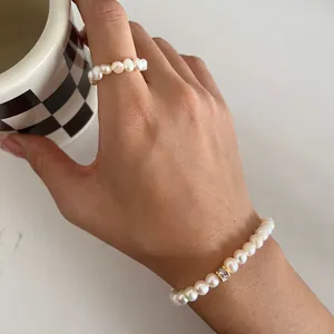 Elegante bracciale in perle d'acqua dolce con ciondolo in oro e zirconi e anello di perle