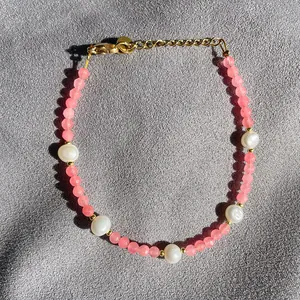Bracelet artisanal en pierres roses et perles d'eau douce avec fermoir doré ajustable