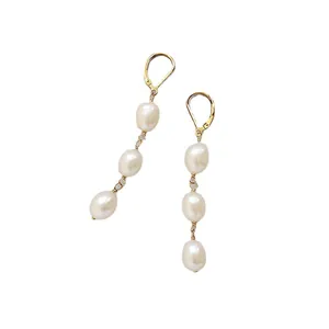 Boucles d'oreilles pendantes dorées avec trois perles baroques blanches en design linéaire
