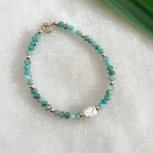 Bracelet bohème en pierre naturelle avec perle baroque et accents dorés sur marbre