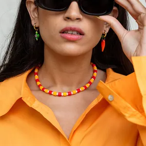 Bunte Perlenkette im Boho-Stil und ungleiche Ohrringe Set getragen von einem Model