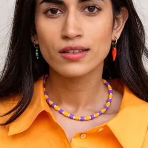 Bohemian bunte Perlenkette und Chili-Ohrringe-Set auf Model mit orangefarbenem Outfit