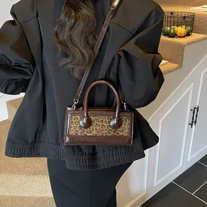 Chic leopard print small square handbag in brown faux leather with detachable crossbody strap
