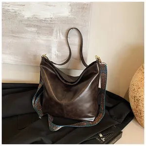 Détail du sac cabas marron foncé en similicuir avec bandoulière à motifs ethniques