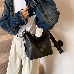 Sac à bandoulière rétro en cuir ciré gris foncé avec sangle réglable et boucles dorées