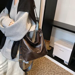 Sac hobo en cuir ciré marron foncé avec large bandoulière à motif ethnique