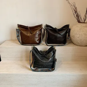 Sacs cabas rétro en cuir huilé de trois couleurs avec bandoulières larges brodées
