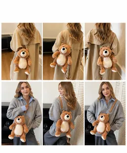 Dettagli di una borsa a tracolla in peluche a forma di orso indossata da modelli reali
