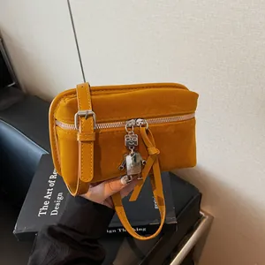 Sac Bandoulière Vintage en Cuir PU Mat Pour Femmes Avec Pendentif Robot en Métal Texture Dépolie Petit Sac Messenger