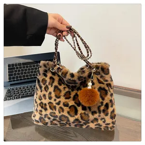 Dettaglio borsa a mano leopardata in peluche con tracolla a catena e ciondolo morbido