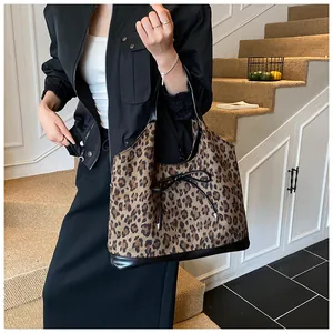 Vue détaillée du grand sac cabas léopard avec nœud noir et finitions en cuir véritable