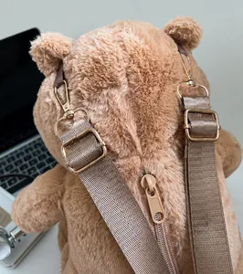Dettaglio dello zaino orsetto di peluche marrone con spallacci regolabili e fibbie