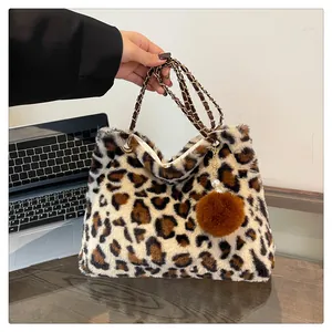 Dettaglio della borsa tote leopardata in peluche con catena metallica e ciondolo