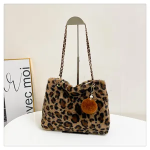 Dettaglio borsa shopper leopardata in pelliccia con tracolla a catena e pompon
