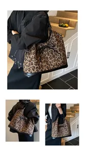 Détail d'un grand sac cabas léopard avec nœud décoratif et bretelles noires élégantes