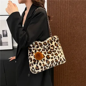 Borsa a spalla in ecopelliccia leopardata con tracolla a catena e pompon morbido