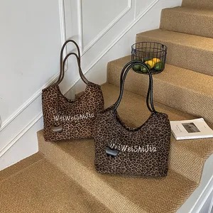 Minimalist leopard print tote bag with large capacity and elegant brown finish