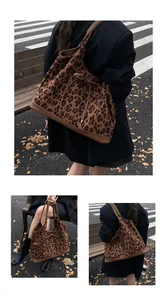 Détail du sac cabas léopard avec bordure en cuir marron et nœud de serrage élégant