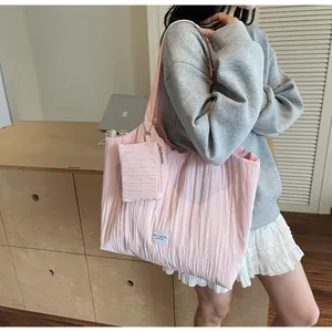 Sac fourre-tout rose plissé en toile avec petite pochette carrée assortie et étiquette de marque