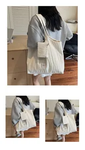 Détail du grand sac cabas en toile plissée crème avec pochette assortie amovible