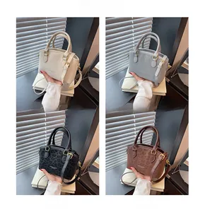 Détails de mini sacs bandoulière élégants en crème, gris, noir et imprimés léopard café