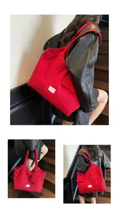 Détail du grand cabas en toile plissée rouge avec pochette porte-monnaie assortie