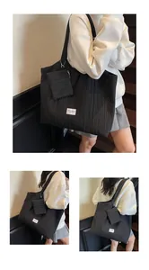 Trois vues montrant un grand sac fourre-tout noir plissé avec une petite pochette assortie