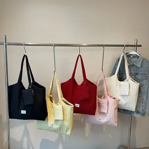 Grands cabas en toile plissée avec pochette assortie, disponibles en cinq couleurs variées