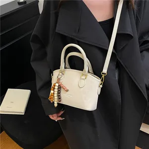 Sac à main bandoulière minimaliste blanc crème avec pendentif perles et bandoulière fine