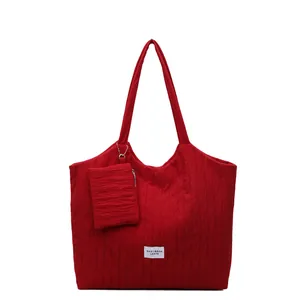 Sac fourre-tout rouge plissé en toile avec bandoulières et petite pochette zippée