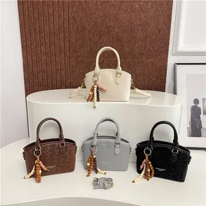Sacs à main tendance de couleur unie avec breloques perlées et motif léopard en quatre tons