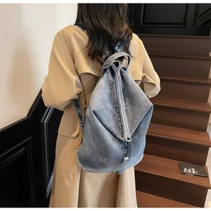 Vue arrière détaillée d'un sac à dos en denim bleu clair avec coupe triangulaire unique