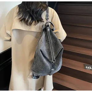 Détail du sac cabas en denim délavé gris foncé avec fermeture éclair et texture rétro