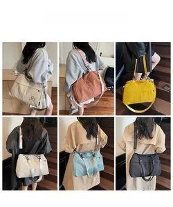Sacs cabas en six couleurs montrant divers styles de port à l'épaule et en bandoulière