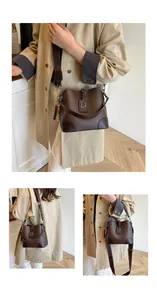 Detalle de bolso bucket de cuero marrón oscuro con colgante D y cuentas étnicas