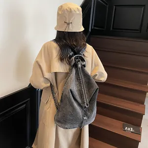 Grand sac à dos rétro en denim gris délavé avec fermeture éclair verticale tendance