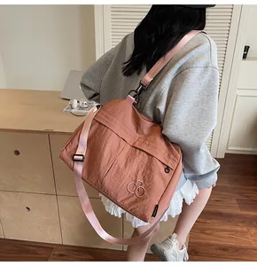 Détails du grand sac cabas en nylon avec bandoulière réglable et poches zippées pratiques