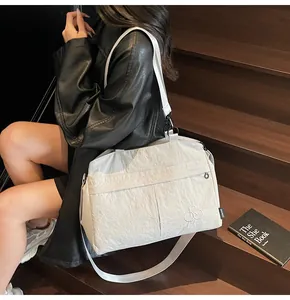 Vue détaillée du grand sac cabas blanc avec texture plissée en nylon léger et logo épuré