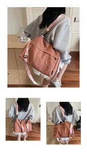 Détail du sac cabas en nylon rose corail avec texture naturelle et bandoulière large