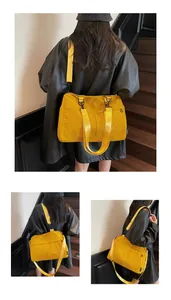 Détail du sac fourre-tout en nylon jaune avec boucles métalliques noires et bandoulière