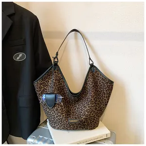 Détail du sac cabas hobo imprimé léopard avec logo et petite pochette accessoire