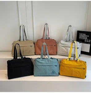 Vue détaillée de grands sacs fourre-tout élégants présentant six couleurs sur présentoirs