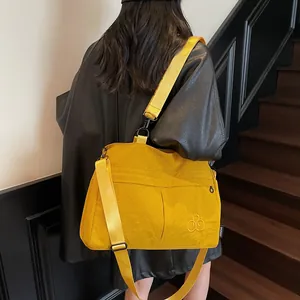 Sac cabas moderne en nylon jaune avec bandoulière réglable porté par un mannequin femme